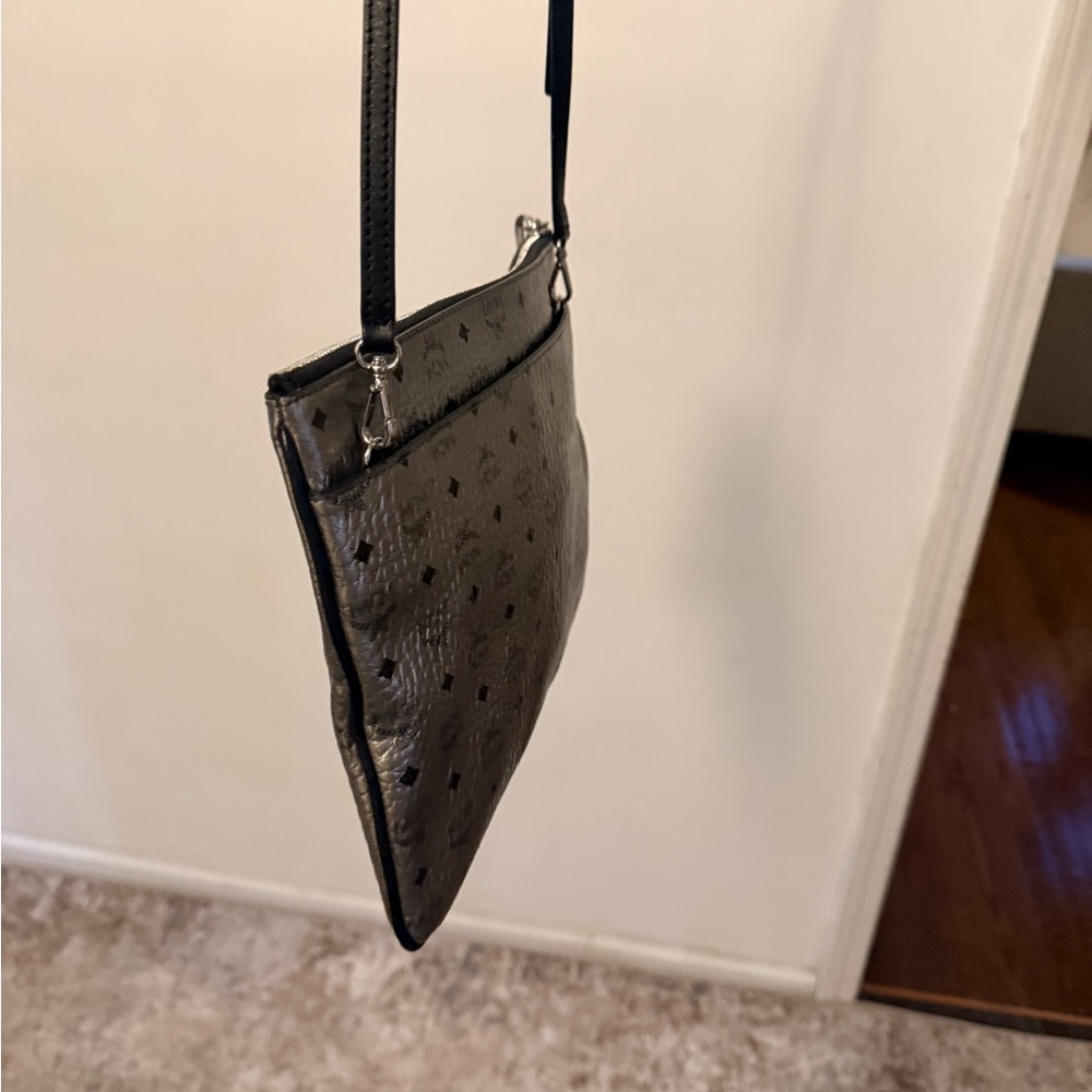 MCM Metallic Silver Logo Crossbody Wristlet killer - Picture 4 of 13